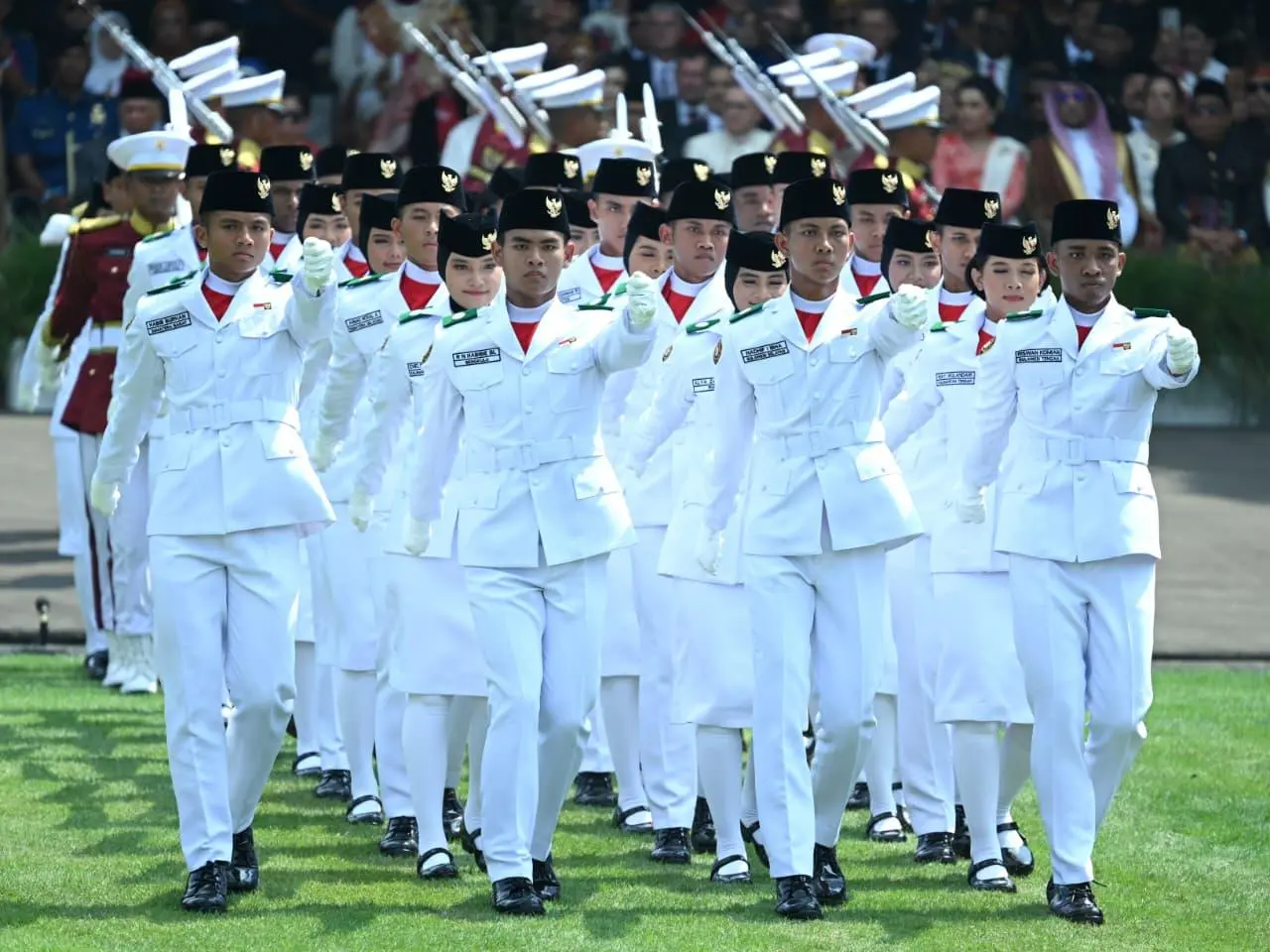 Atraksi Udara di Langit Jakarta Semarakkan HUT Ke-80 Kemerdekaan RI