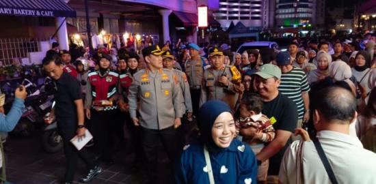 Libur Panjang, Anggota Polrestabes Bandung Patroli di Braga dan Asia Afrika