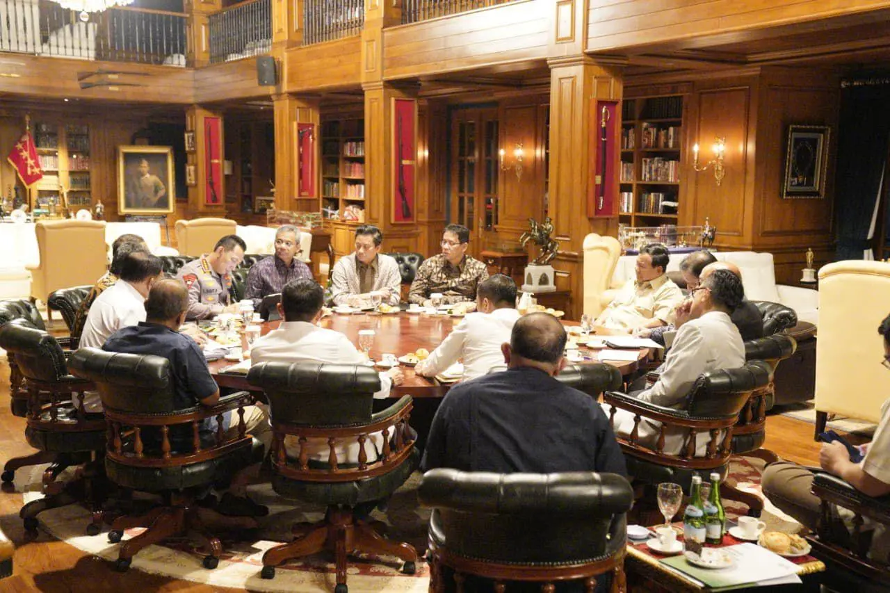 Prabowo Dorong Prototipe Listrik Tenaga Surya untuk Desa dan Bahas Giant Sea Wall di Hambalang