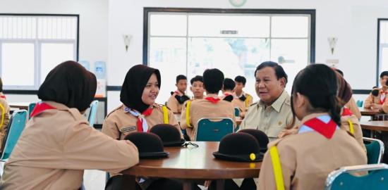 Siswa SRMA Margaguna Gembira dan Haru Saat Disapa Presiden Prabowo