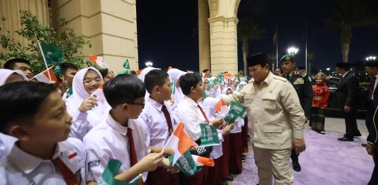 Presiden Prabowo Disambut Meriah oleh Siswa dan Diaspora Indonesia di Jeddah