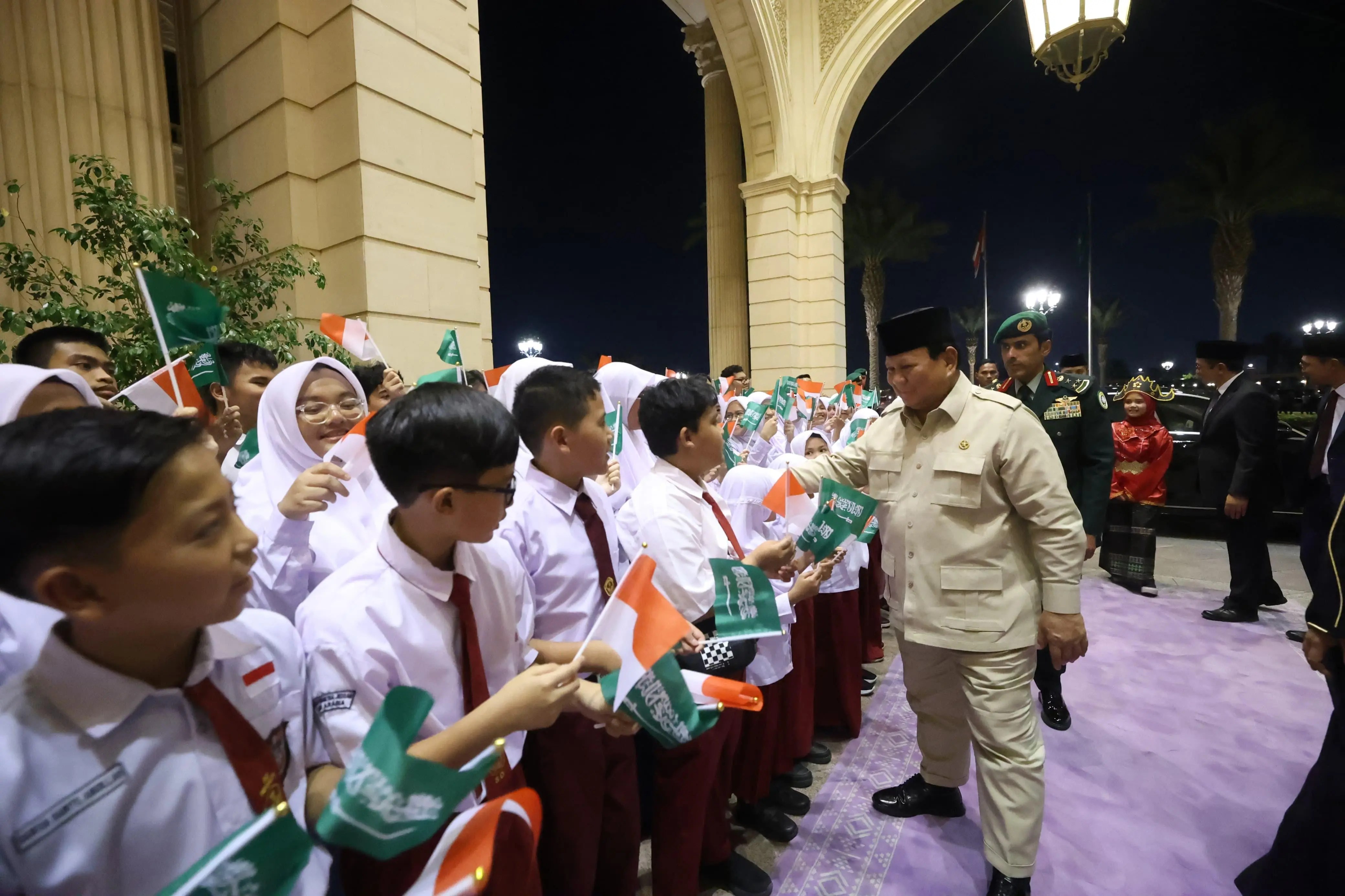 Presiden Prabowo Disambut Meriah oleh Siswa dan Diaspora Indonesia di Jeddah