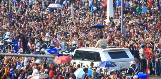 Masyarakat padati jalan dari Istana Merdeka ke Monas sambut Presiden Prabowo pada peringatan HUT ke-80 TNI