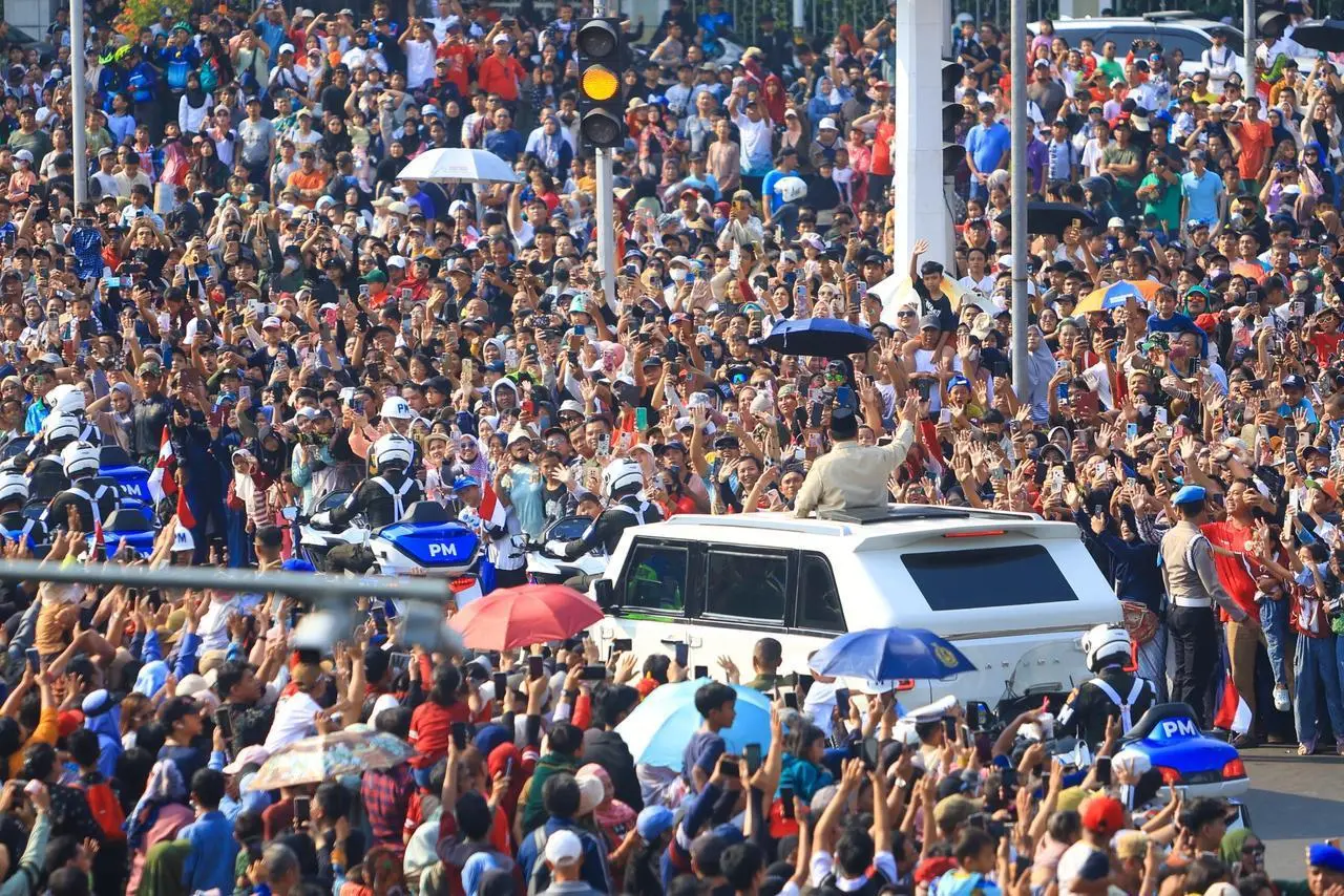 Masyarakat padati jalan dari Istana Merdeka ke Monas sambut Presiden Prabowo pada peringatan HUT ke-80 TNI