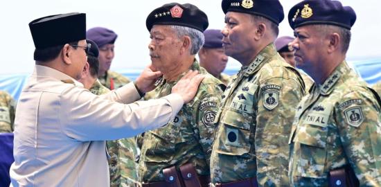 Presiden Prabowo anugerahkan pangkat istimewa kepada 11 purnawirawan TNI di KRI Radjiman