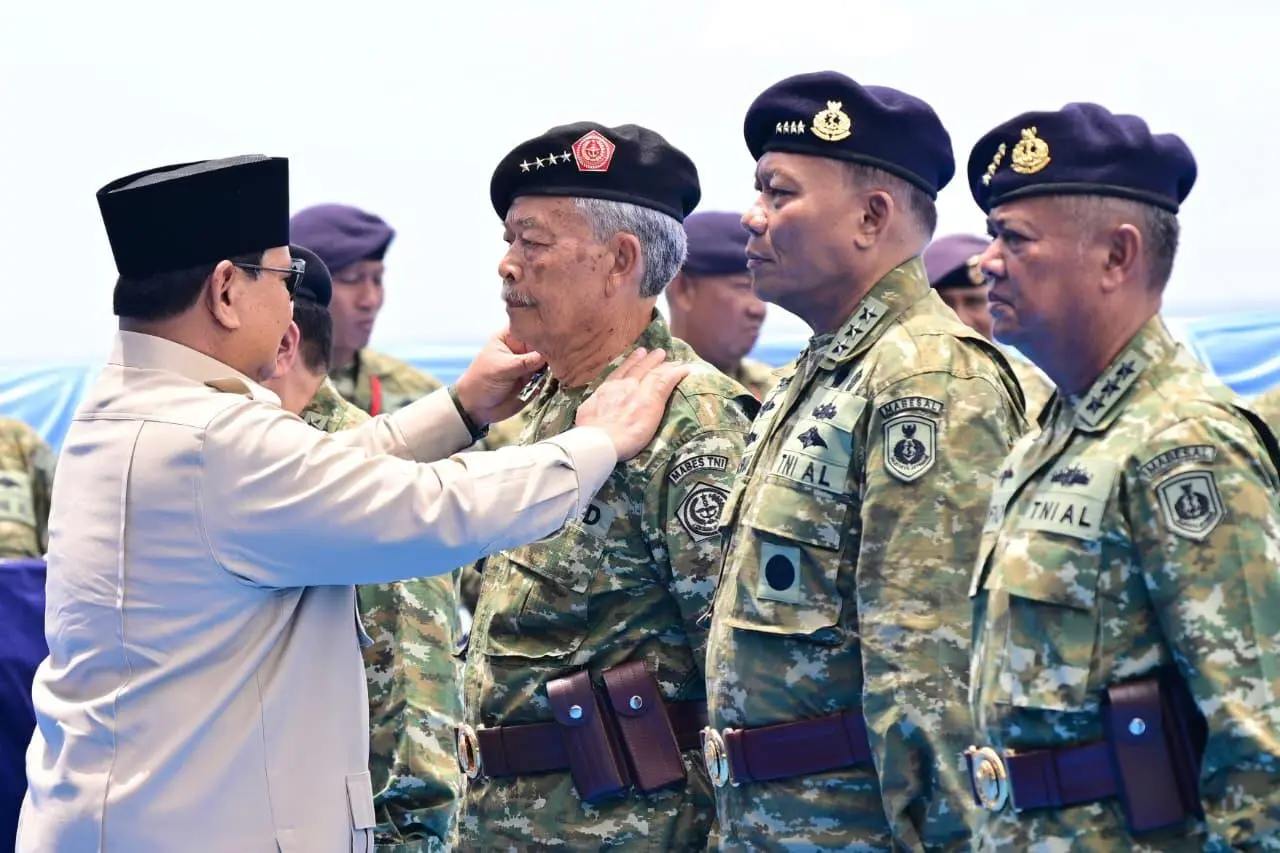 Presiden Prabowo anugerahkan pangkat istimewa kepada 11 purnawirawan TNI di KRI Radjiman