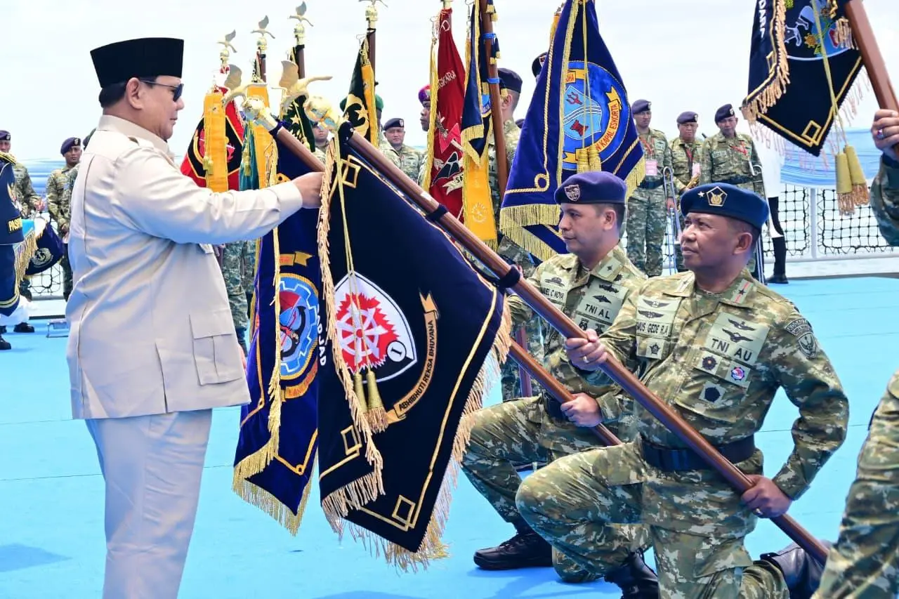 Hadiri Presidential Inspection di KRI Radjiman, Presiden Prabowo berikan tanda kehormatan
