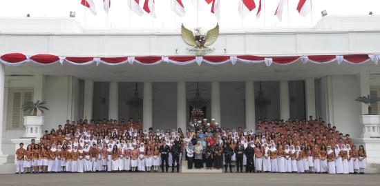 Istana untuk Anak Sekolah, Cerita Sikembar Kennisya dan Keisya Pertama Kali Berkunjung ke Istana