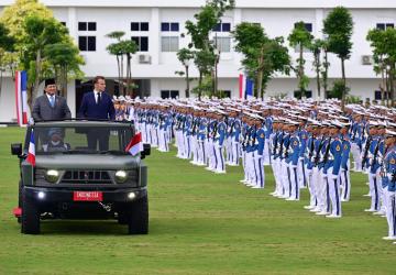 Presiden Prabowo dan Presiden Macron Tinjau Pasukan Taruna di Akmil Magelang