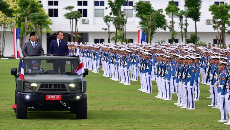 Presiden Prabowo dan Presiden Macron Tinjau Pasukan Taruna di Akmil Magelang