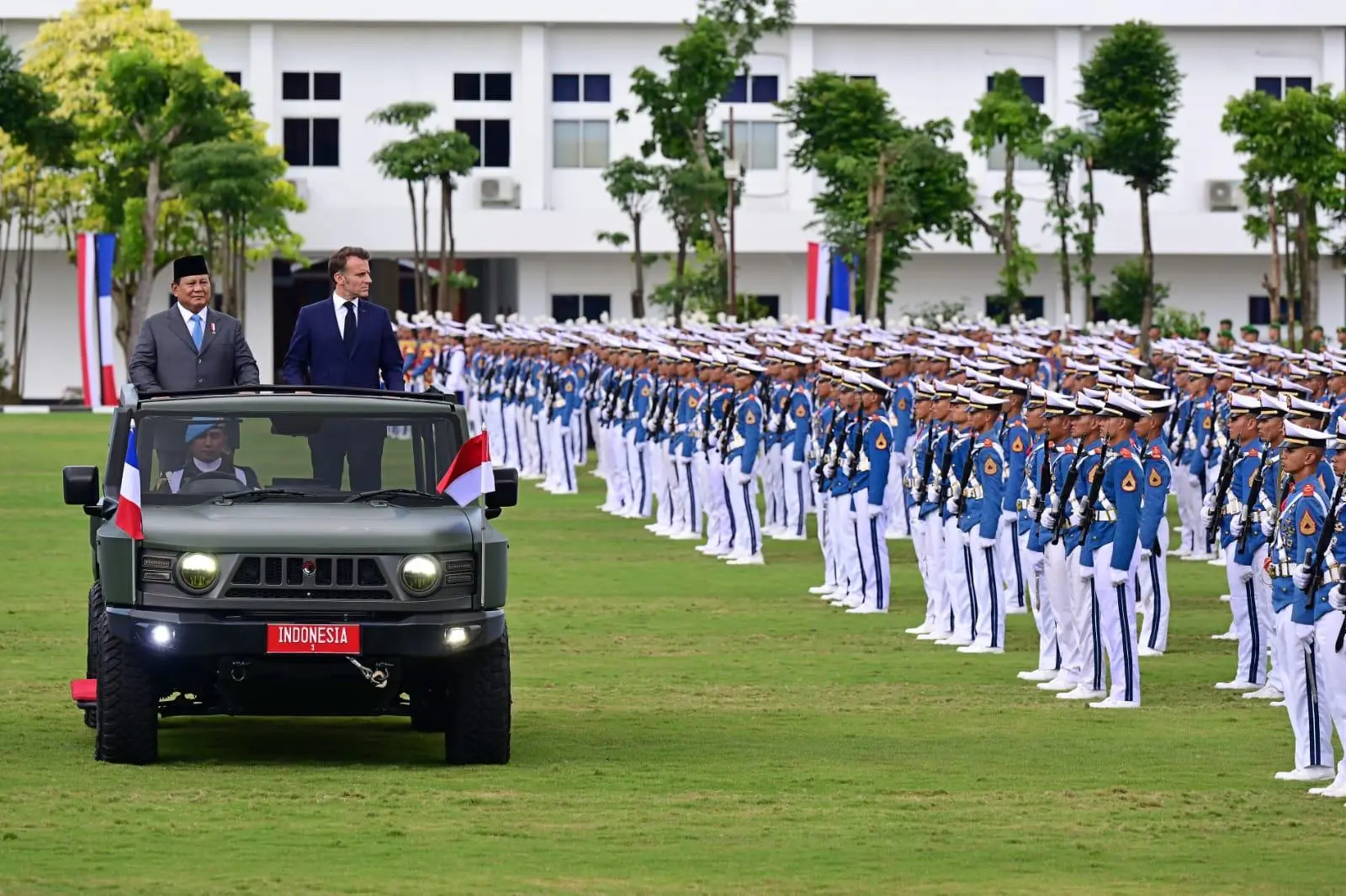 Presiden Prabowo dan Presiden Macron Tinjau Pasukan Taruna di Akmil Magelang