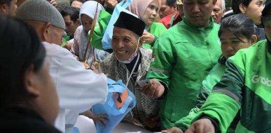 Momen Lebaran: Ribuan Bingkisan dan Suvenir Diberikan untuk Masyarakat