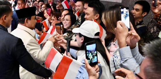 Diaspora Indonesia Sambut Kedatangan Presiden Prabowo Subianto di Sydney dengan Indonesia Raya