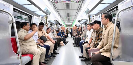 Pastikan Pelayanan Semakin Nyaman, Presiden Prabowo Naik KRL dari Manggarai ke Tanah Abang