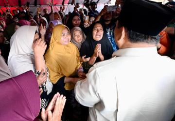 Presiden Prabowo Dengarkan Langsung Keluh Kesah Para Pengungsi di Posko