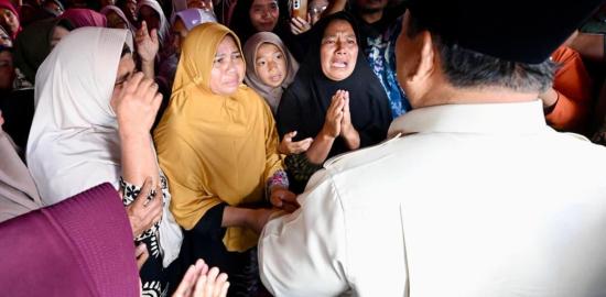 Presiden Prabowo Dengarkan Langsung Keluh Kesah Para Pengungsi di Posko