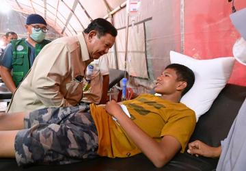 Presiden Prabowo Tinjau dan Bertemu Warga Terdampak Banjir di Aceh Tamiang