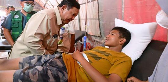 Presiden Prabowo Tinjau dan Bertemu Warga Terdampak Banjir di Aceh Tamiang