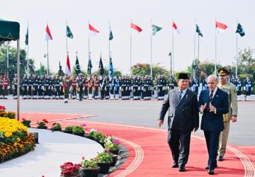 Presiden Prabowo Disambut Hangat PM Shehbaz Sharif Pada Upacara Kenegaraan di Islamabad