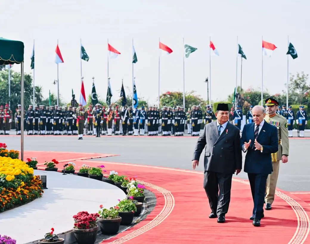 Presiden Prabowo Disambut Hangat PM Shehbaz Sharif Pada Upacara Kenegaraan di Islamabad
