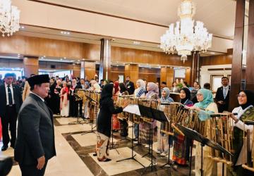 WNI Sambut Hangat Kedatangan Presiden Prabowo di Islamabad Dengan Angklung