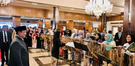 WNI Sambut Hangat Kedatangan Presiden Prabowo di Islamabad Dengan Angklung