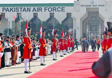 PM dan Presiden Pakistan Jemput Langsung Presiden Prabowo di Bandara Islamabad