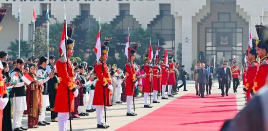 PM dan Presiden Pakistan Jemput Langsung Presiden Prabowo di Bandara Islamabad