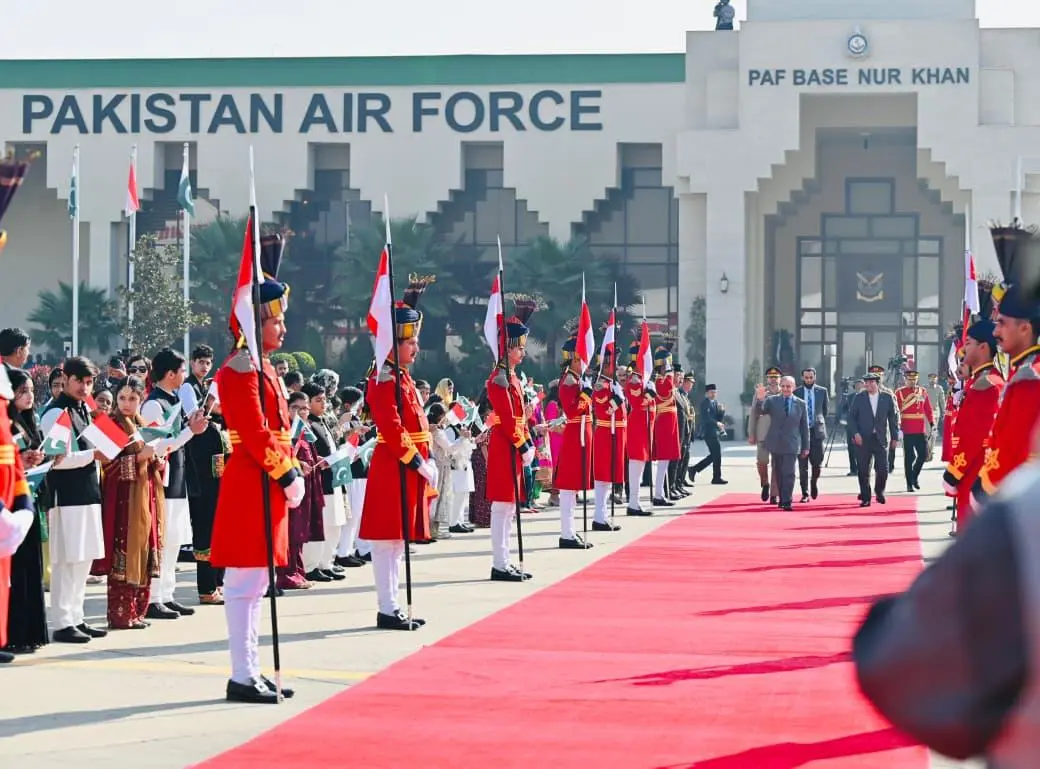 PM dan Presiden Pakistan Jemput Langsung Presiden Prabowo di Bandara Islamabad