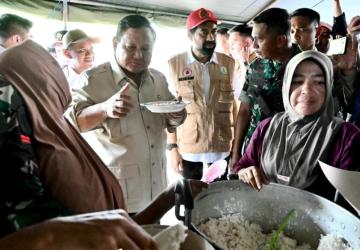 Presiden Prabowo Kunjungi Tenda Pengungsian Bireuen Beri Pelukan dan Ketenangan