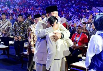 Momen Mengharukan Pelukan Presiden Ke Azzam di Hari Guru 2025
