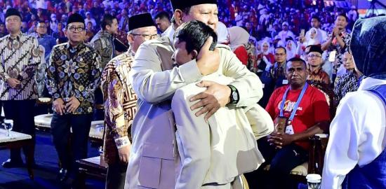 Momen Mengharukan Pelukan Presiden Ke Azzam di Hari Guru 2025
