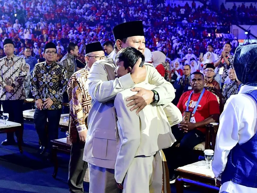 Momen Mengharukan Pelukan Presiden Ke Azzam di Hari Guru 2025