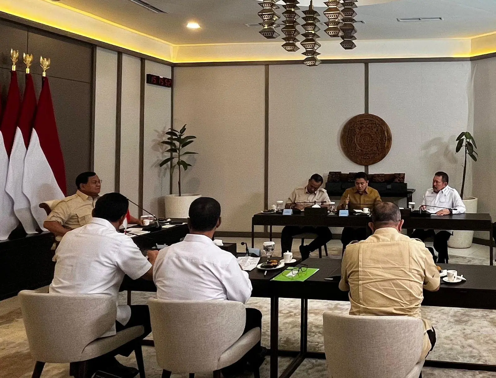 Rapat Terbatas di Hari Minggu, Presiden Prabowo Bahas Sejumlah Isu Strategis Nasional