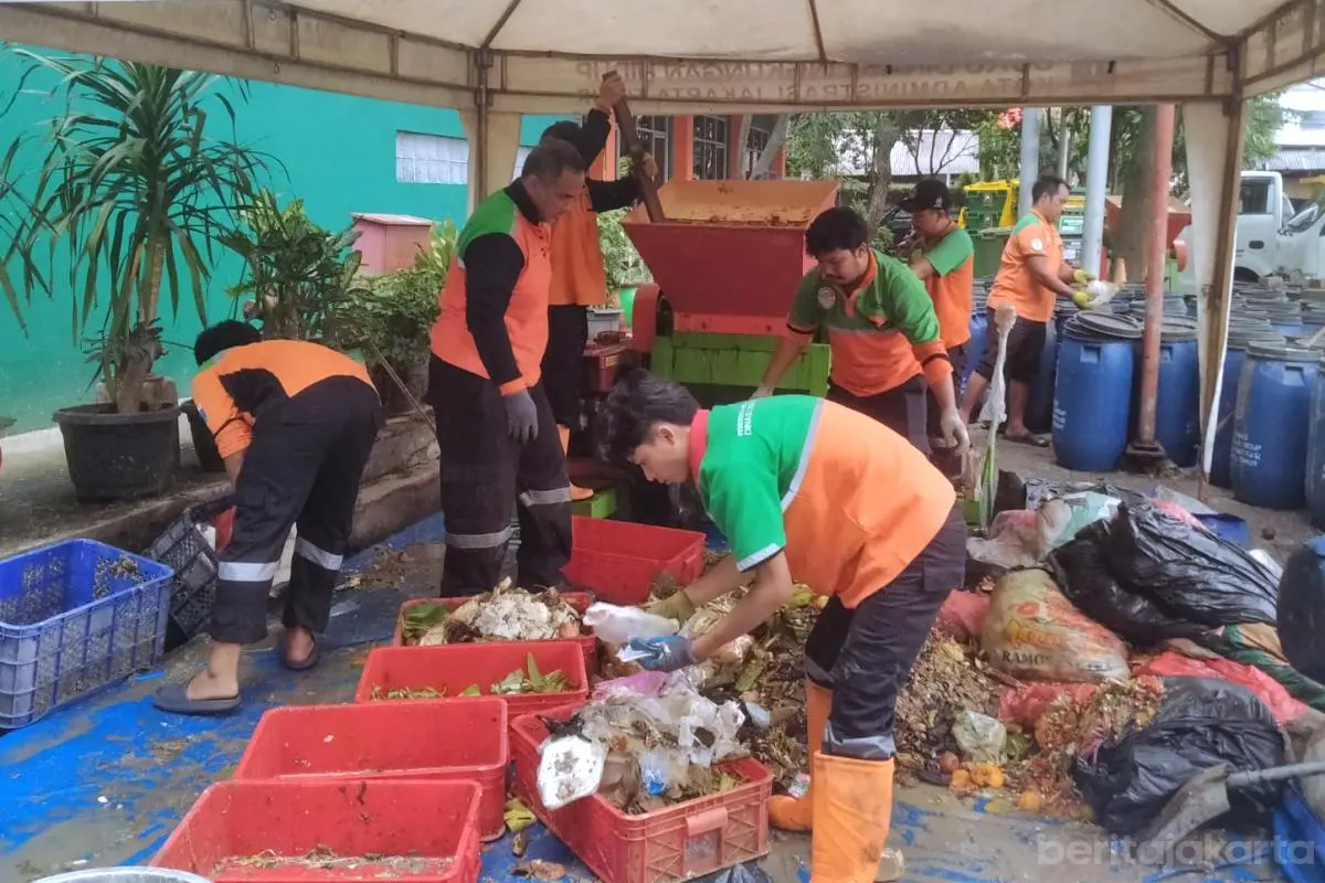 Sudin LH Jaktim Olah 3,4 Ton Sampah Organik Jadi Pakan Maggot dan Kompos