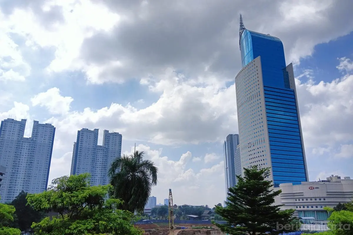 Cuaca Cerah dan Awan Tebal Selimuti Langit Jakarta