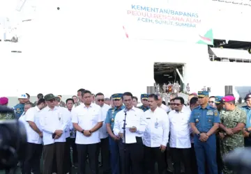 Bersama KASAL, Mentan Amran Lepas Pengiriman Bantuan Bencana Sumatra Tahap III dengan KRI Makassar