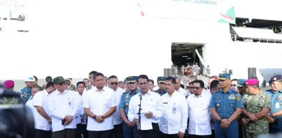 Bersama KASAL, Mentan Amran Lepas Pengiriman Bantuan Bencana Sumatra Tahap III dengan KRI Makassar