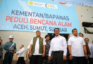 Mentan Amran Salurkan Bantuan Bencana Sumatra Tahap II melalui KRI Surabaya
