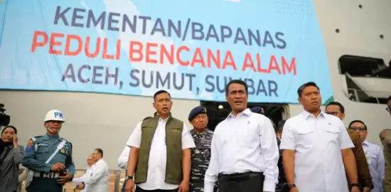 Mentan Amran Salurkan Bantuan Bencana Sumatra Tahap II melalui KRI Surabaya