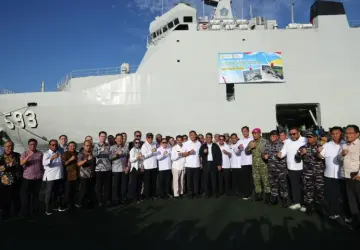 Mentan Amran Kirim Bantuan Logistik Bencana Sumatra Satu Kapal Penuh