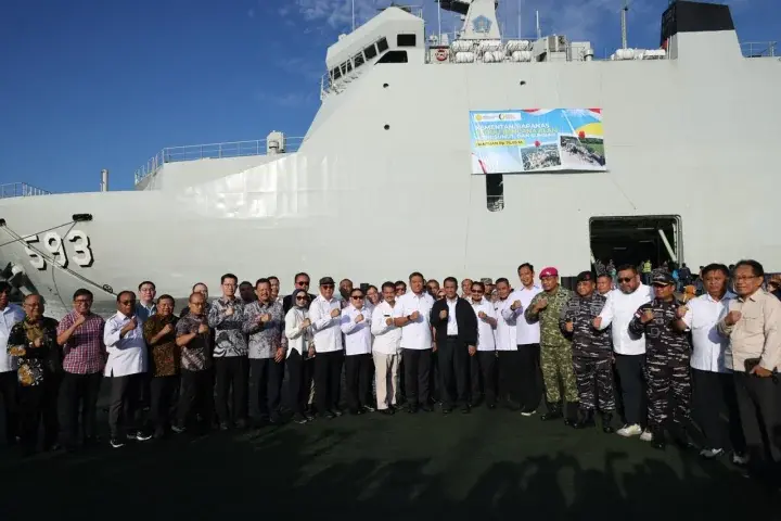 Mentan Amran Kirim Bantuan Logistik Bencana Sumatra Satu Kapal Penuh