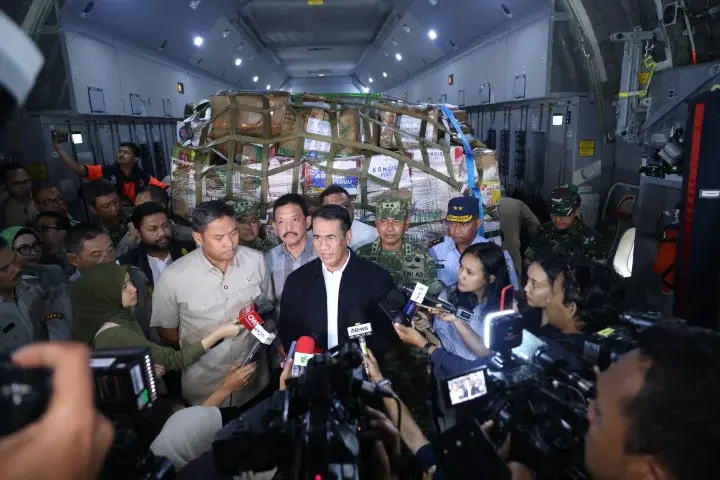 Mentan Amran Salurkan Bantuan Bencana Sumatra melalui KRI Banda Aceh