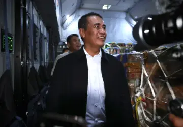 Mentan Amran Lepas Pengiriman Bantuan Banjir Sumatra dari Lanud Halim