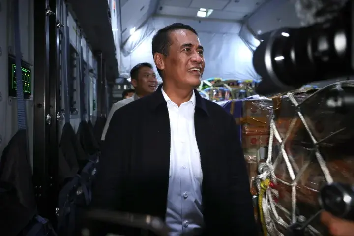 Mentan Amran Lepas Pengiriman Bantuan Banjir Sumatra dari Lanud Halim