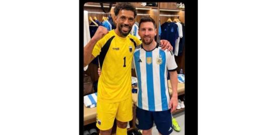 [SALAH] Cek fakta, foto Kiper Cape Verde Vozinha merangkul Lionel Messi di ruang ganti