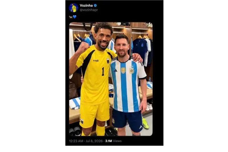 [SALAH] Cek fakta, foto Kiper Cape Verde Vozinha merangkul Lionel Messi di ruang ganti
