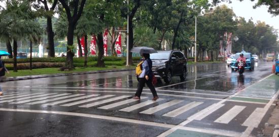 Awan Tebal dan Hujan Ringan Selimuti Jakarta