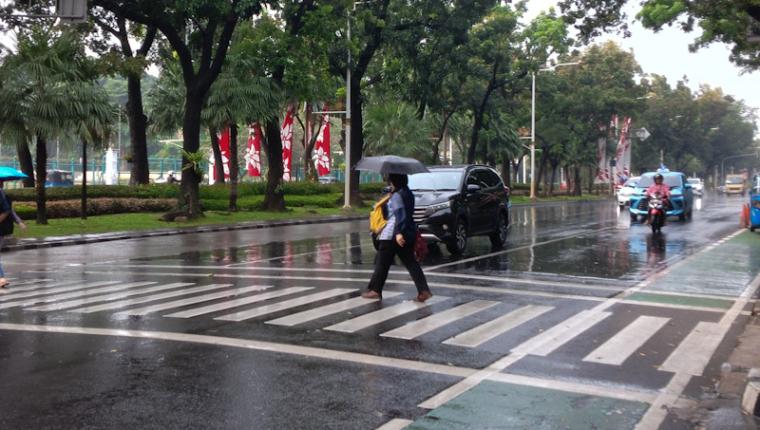 Awan Tebal dan Hujan Ringan Selimuti Jakarta