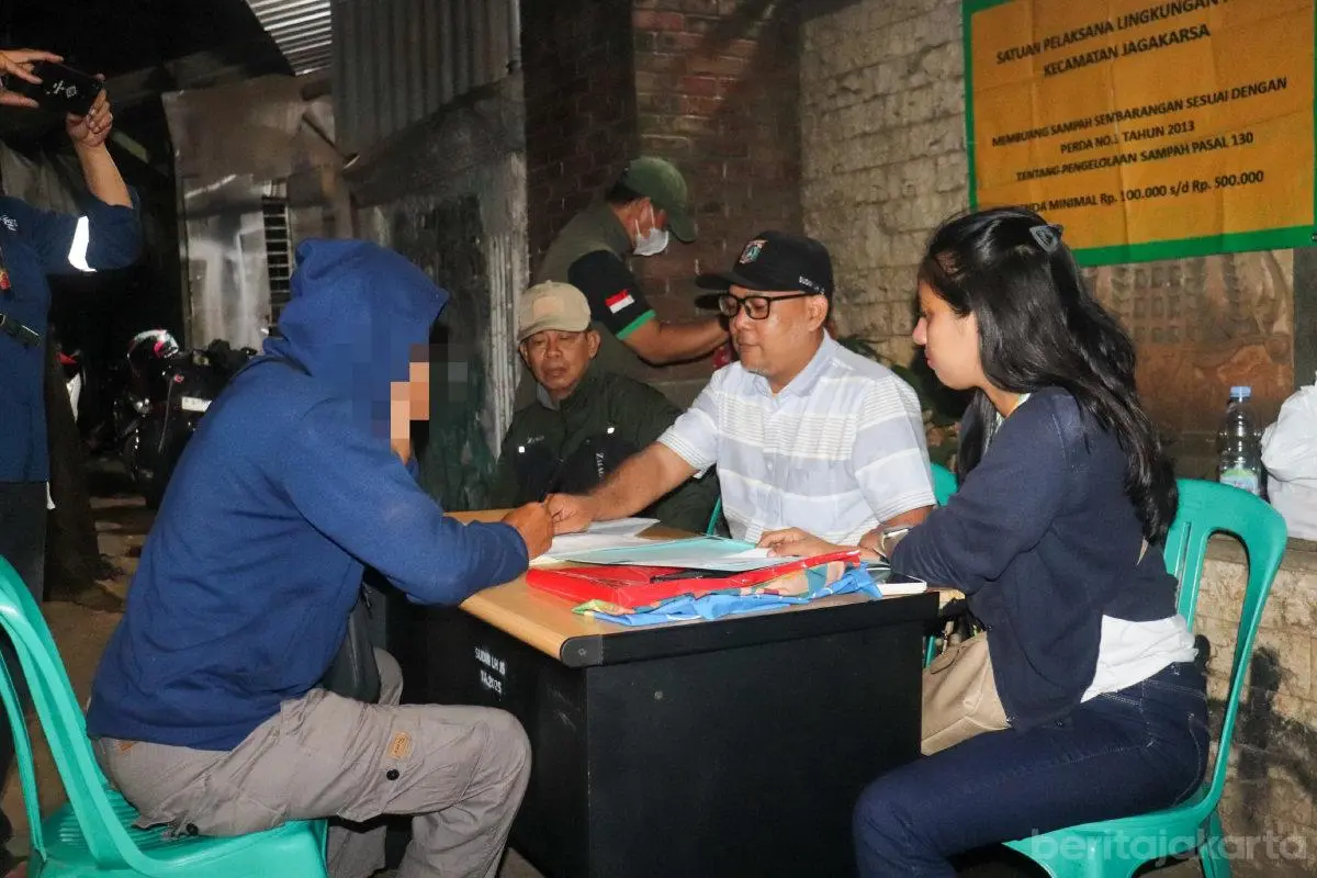 Sudin LH Jaksel OTT Pelaku Buang Sampah Sembarangan